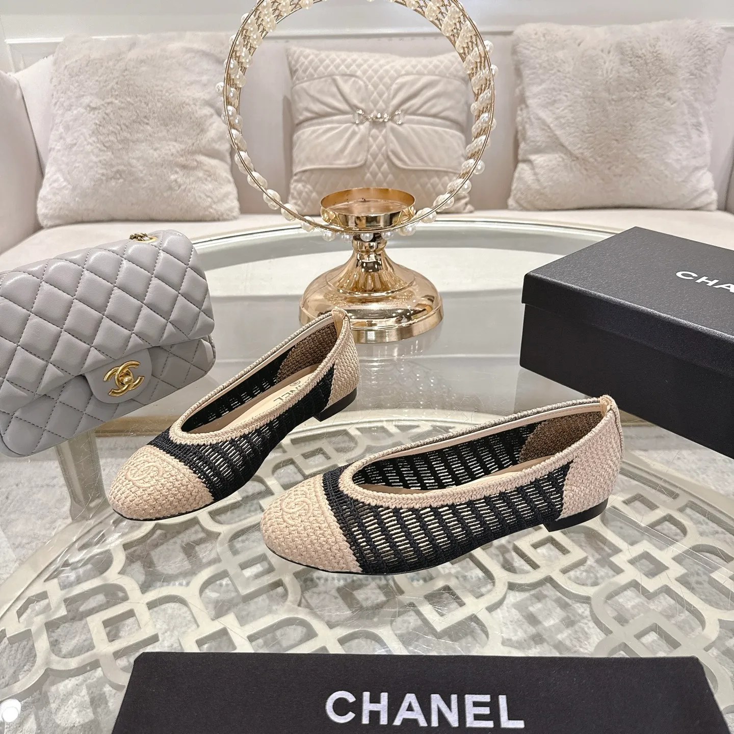 👟👟Ex-factory price 520👟👟 Chanel 25SS finally comes out with woven ballet shoes‼ ️ Shoes worthy of their own article, I have to say that they are finally waiting for you! So elegant and chill. Wear it in the summer to enjoy the breeze and walk on the street. Round square toe design. Cute and cute~ The appearance is super online. When you wear it, you will feel like a wealthy daughter. I thought it was good-looking. Only when I put it on my feet do I know how easy it is to wear~ Upper: Exclusive custom-made mesh (comfortable and breathable) Foot pad: Sheepskin Outsole: Genuine leather sole imported from Italy Size: 35-39 (customized at 40.41.42)